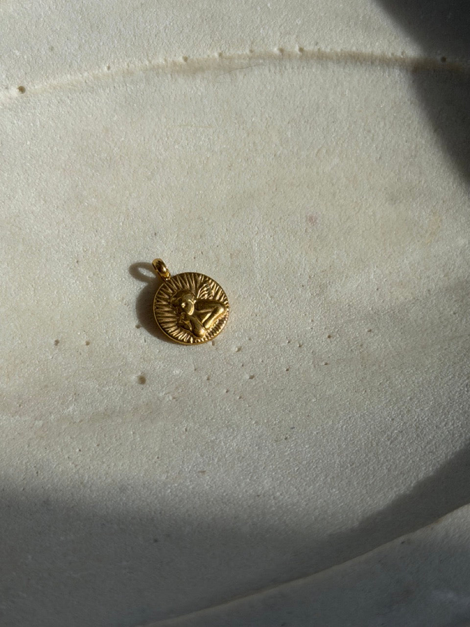 Engel Medaillon Anhänger Gold nach Raffael – Schutzengel Charm, 18K Echtgold plattiert