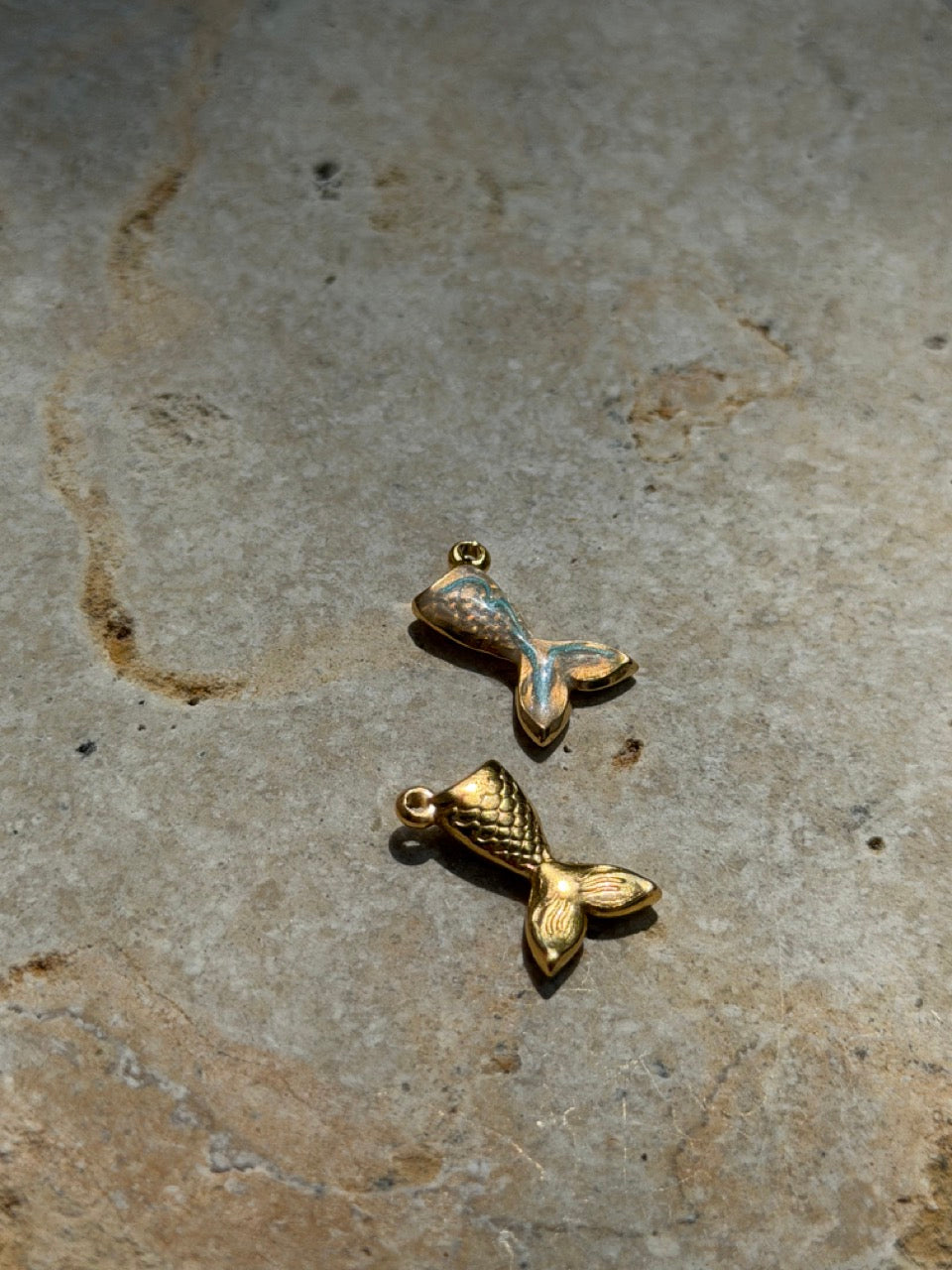 Meerjungfrauenflossen-Charm Blau Perlmutt, Detailansicht