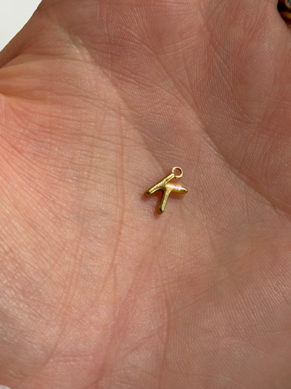 Buchstaben Anhänger Gold – Mini Initial Charm A bis Z | 18K vergoldet