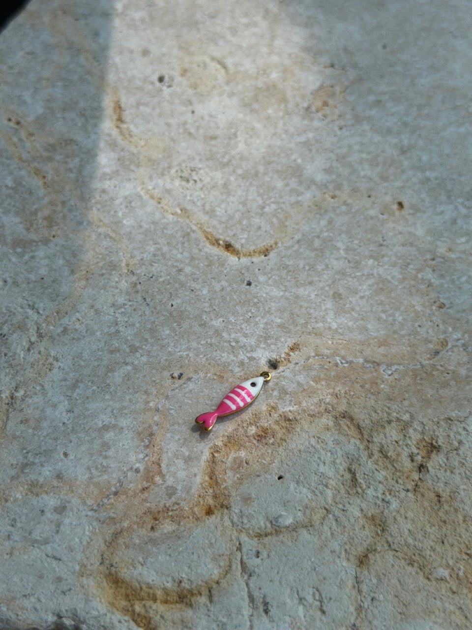 Gestreifter mini Fisch Anhänger pink, weitere Ansicht