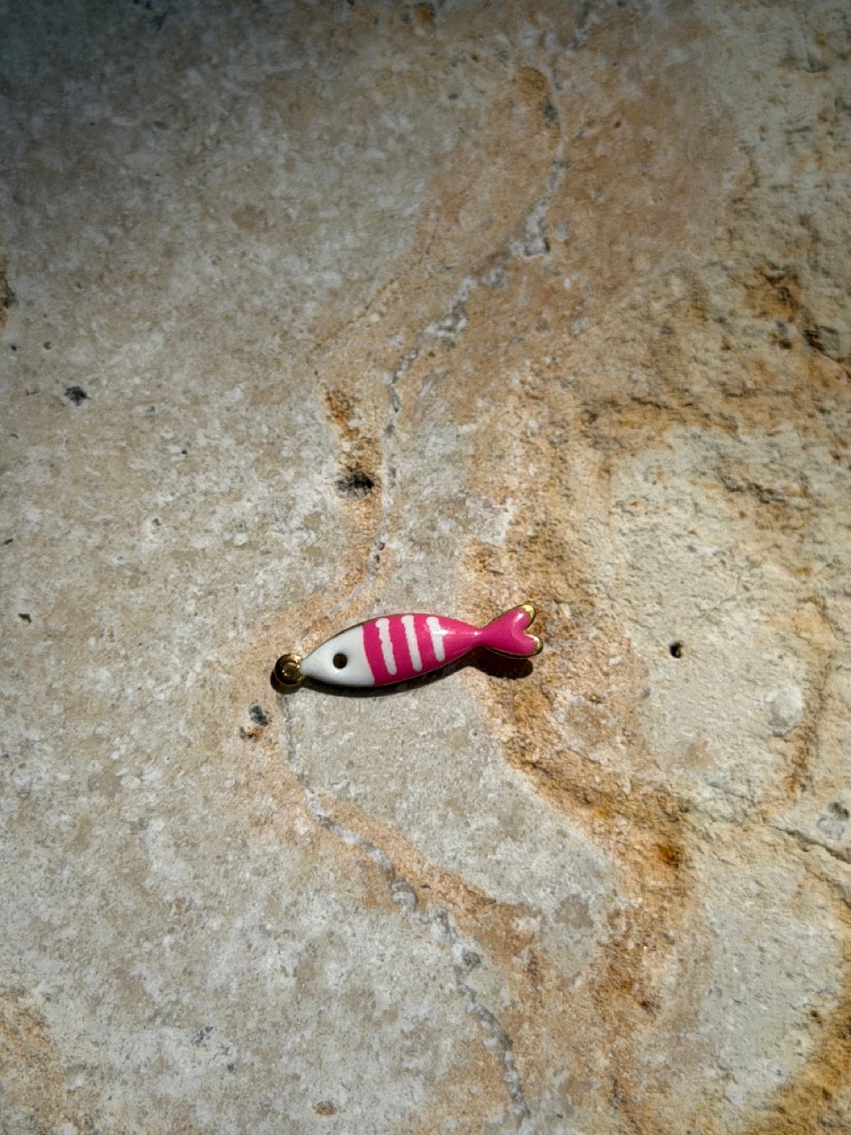 Gestreifter mini Fisch Anhänger pink, Detailansicht