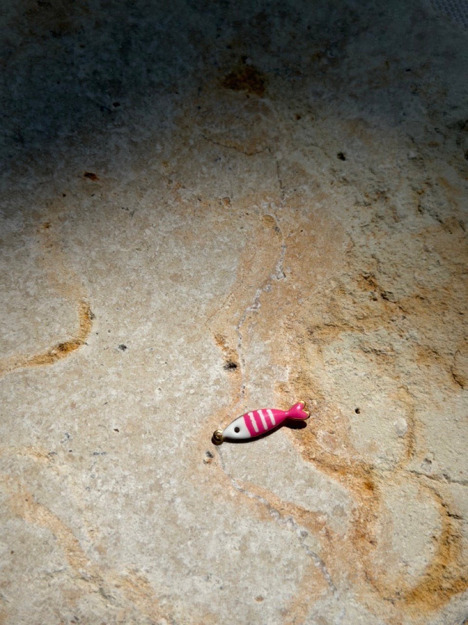 Gestreifter mini Fisch Anhänger pink an Kette getragen