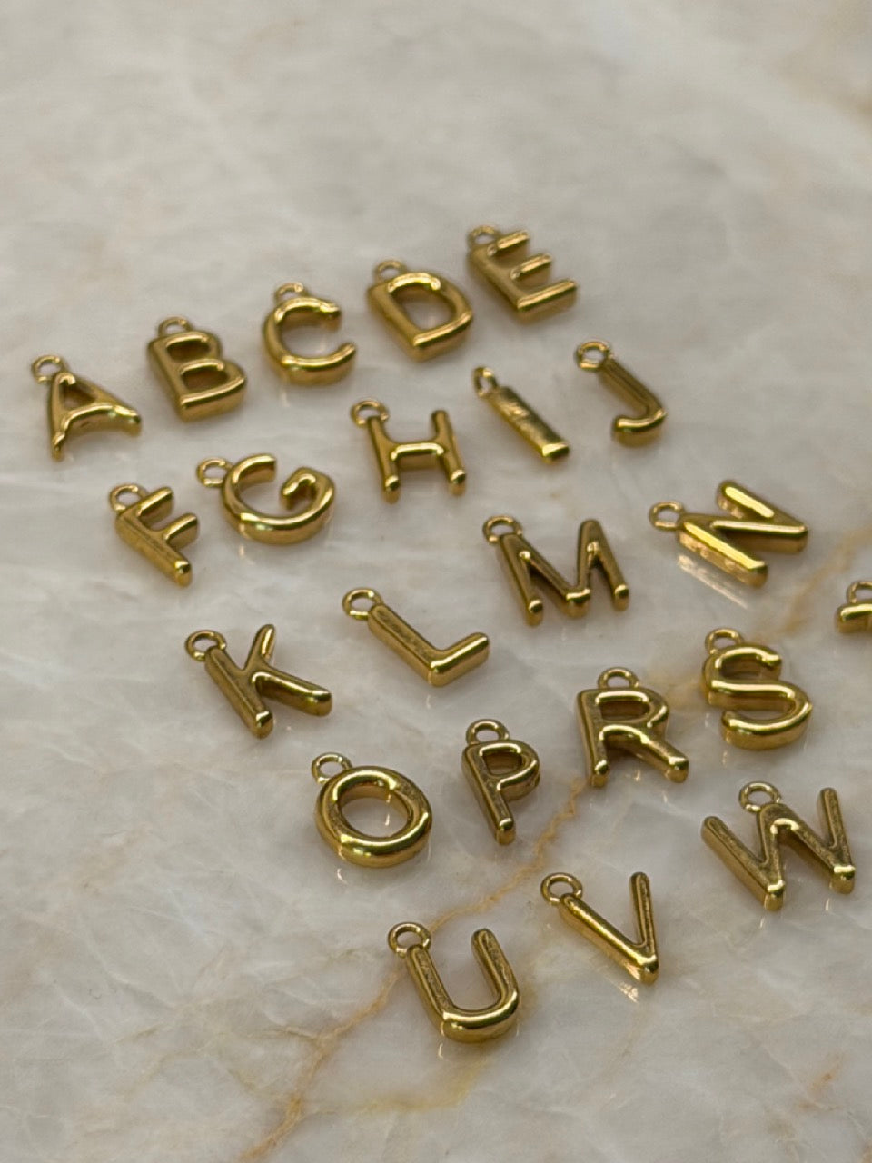 Mini Buchstaben Anhänger aus Edelstahl, 18K vergoldet