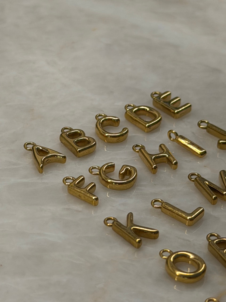 Detailfoto eines Mini Buchstaben Anhängers in Gold