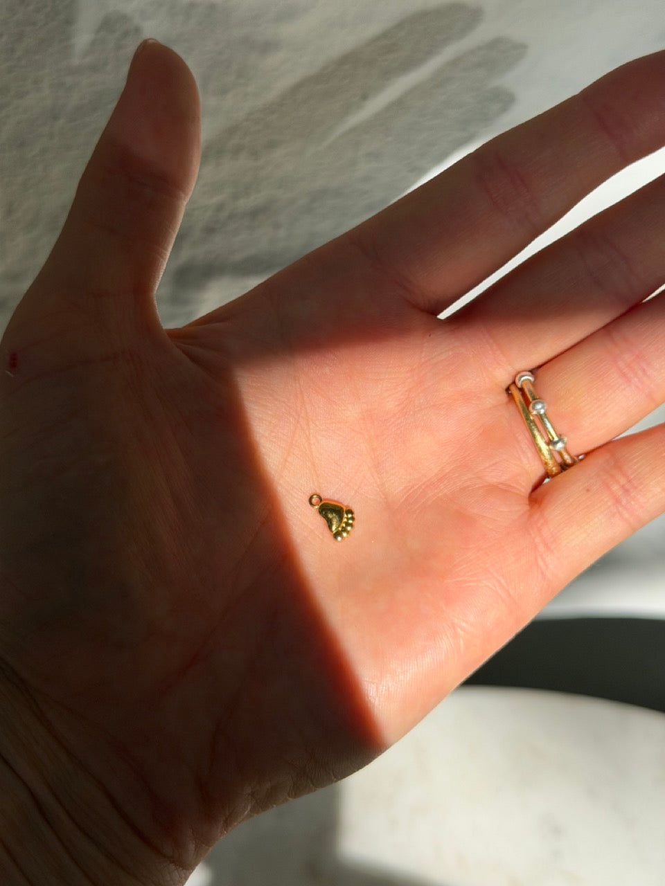 Baby Fuß Anhänger Gold – Kleiner Charm zur Geburt | 18K vergoldet