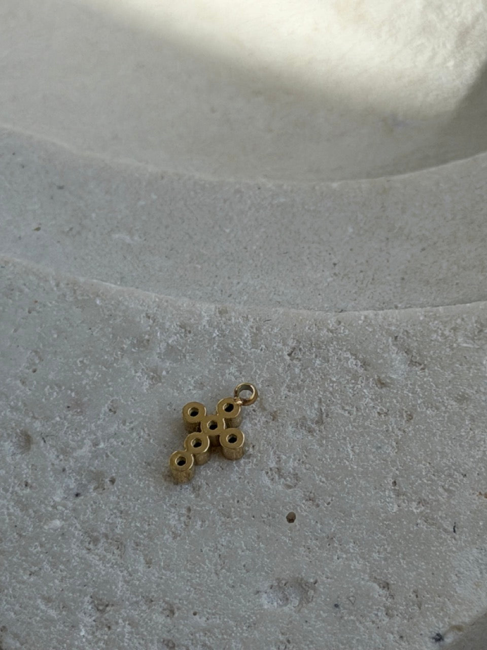 Mini Kreuz-Charm Anhänger Gold – Rundliches Kreuz mit Zirkonia