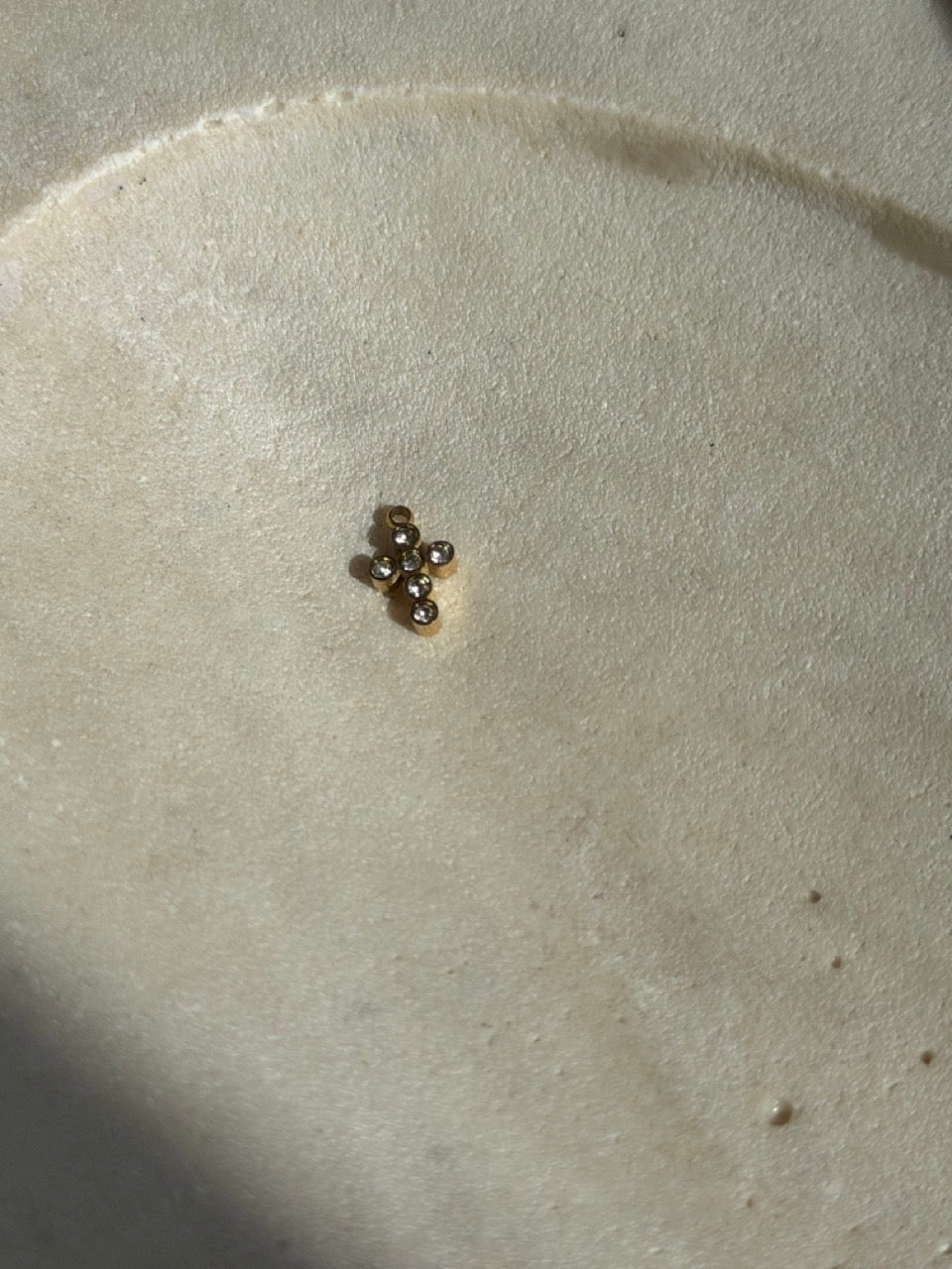 Mini Kreuz-Charm Anhänger Gold – Rundliches Kreuz mit Zirkonia