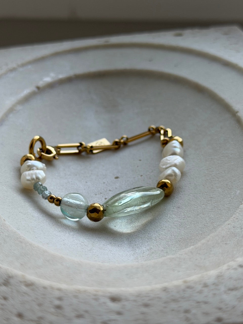 Mint Glacé Armband mit grünblauen Zirkonia und Süßwasserperlen – Produktfoto 3
