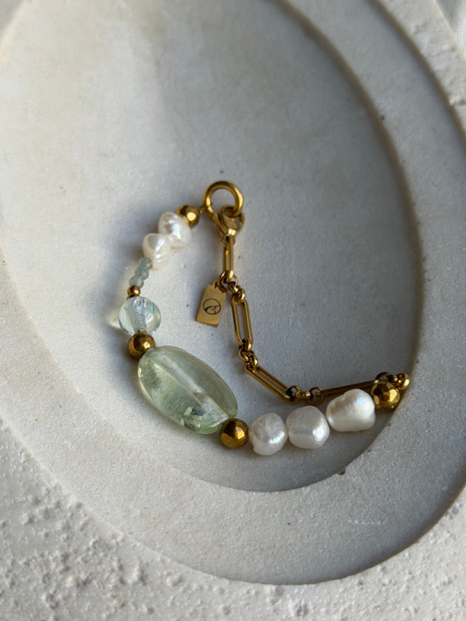 Mint Glacé Edelsteinarmband mit vergoldeter Gliederkette – Produktfoto 4
