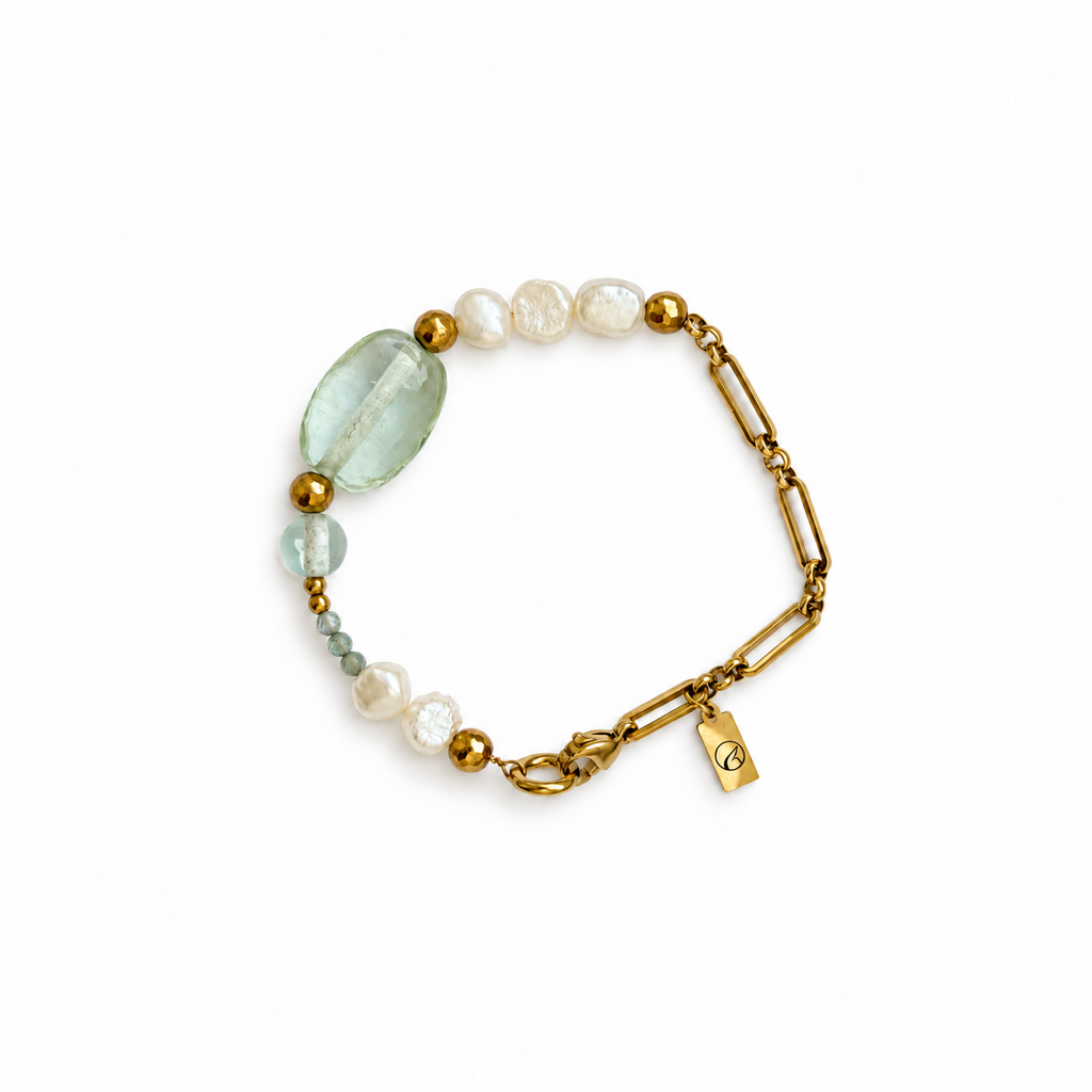 Mint Glacé Armband mit grünem Amethyst, grünblauen Zirkonia und Süßwasserperlen an goldener Gliederkette – Visualisierung auf weißem Hintergrund