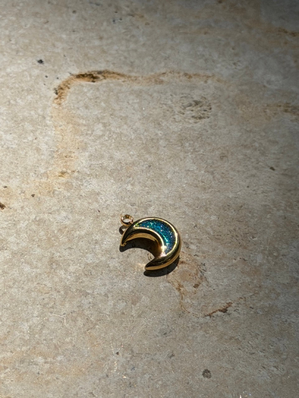 Kleiner Mond Charm Edelstahl 18K vergoldet – Filigraner Halbmond-Anhänger