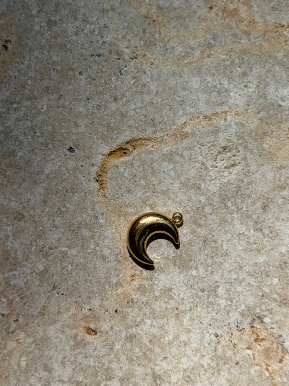 Kleiner Mond Charm Edelstahl 18K vergoldet – Filigraner Halbmond-Anhänger