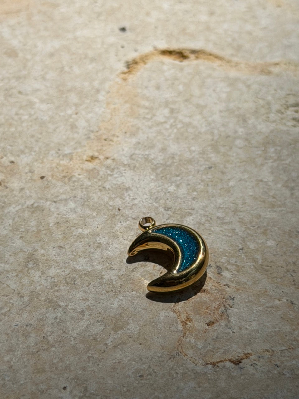 Kleiner Mond Charm Edelstahl 18K vergoldet – Filigraner Halbmond-Anhänger