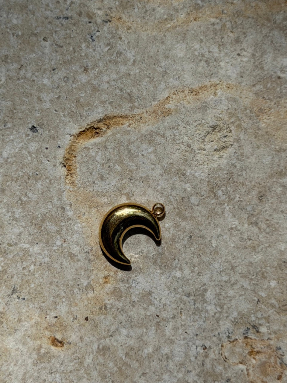 Kleiner Mond Charm Edelstahl 18K vergoldet – Filigraner Halbmond-Anhänger