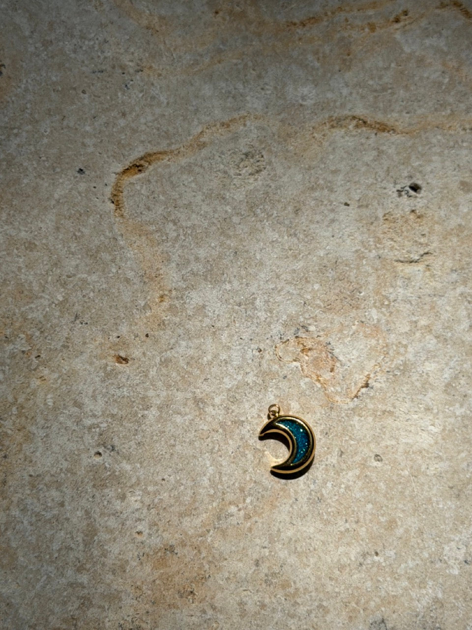 Kleiner Mond Charm Edelstahl 18K vergoldet – Filigraner Halbmond-Anhänger