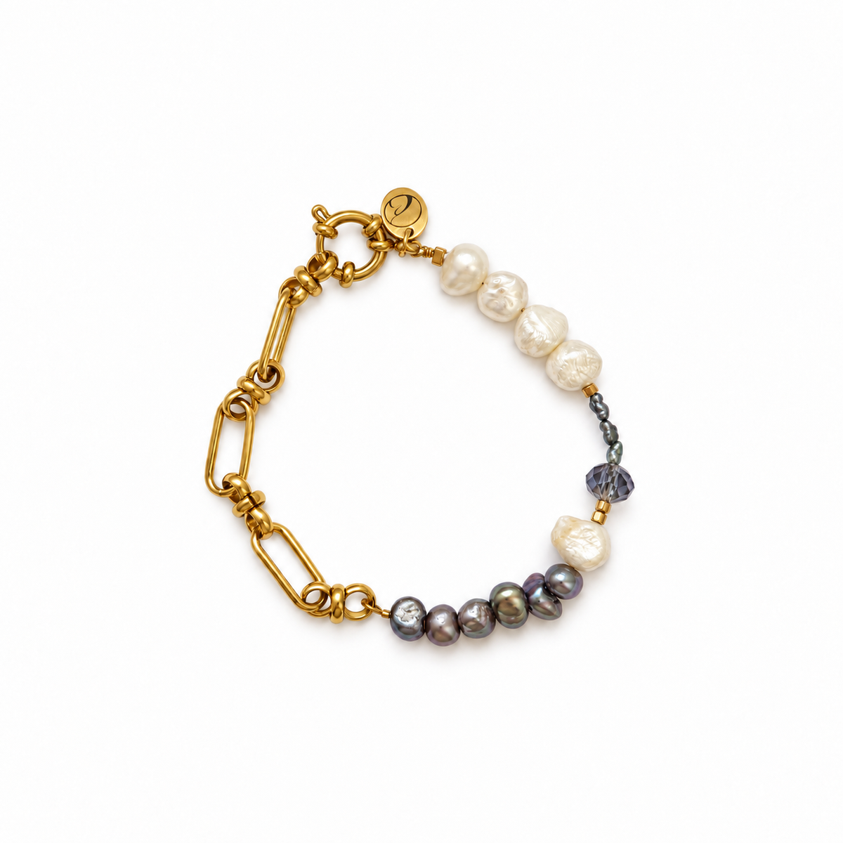 Moonlight Power Armband mit weißen und käferblauen Süßwasserperlen, rauchgrauem Glaskristall und goldener Gliederkette – Visualisierung auf weißem Hintergrund