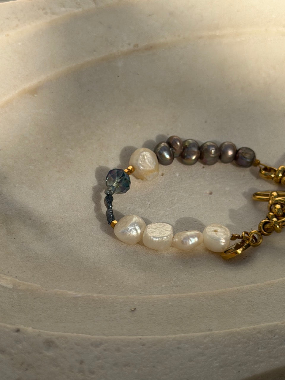 Moonlight Power Armband mit irisierenden Süßwasserperlen – Produktfoto 1