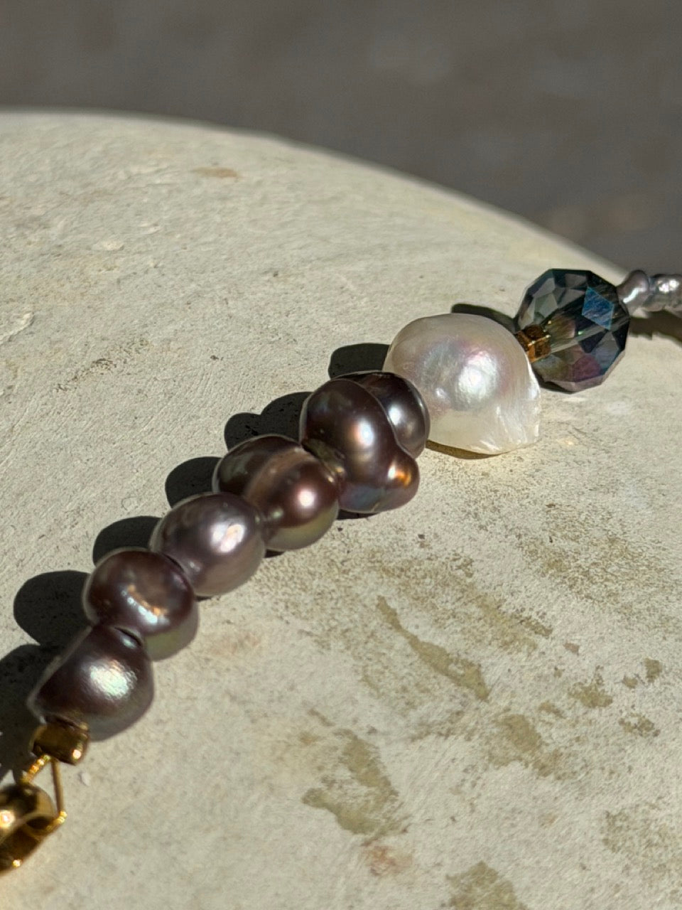 Moonlight Power Armband mit rauchgrauem Glaskristall – Produktfoto 2