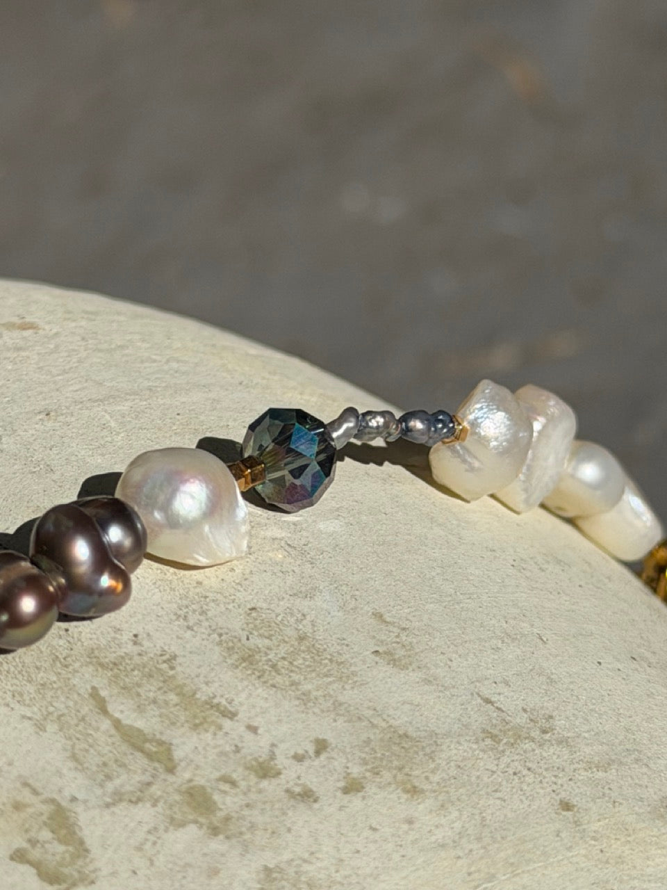 Moonlight Power Perlenarmband mit vergoldeter Gliederkette – Produktfoto 3