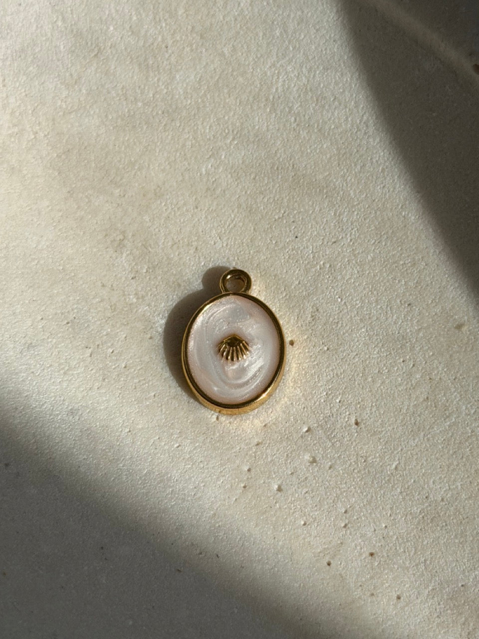 Muschel-Oval-Charm Anhänger Gold – Ovale Muschel mit Perlmuttglanz