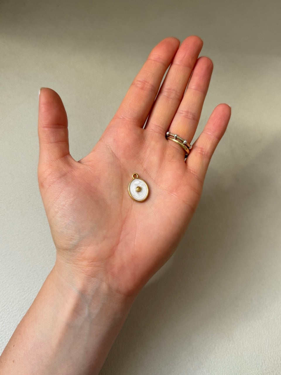 Muschel-Oval-Charm Anhänger Gold – Ovale Muschel mit Perlmuttglanz
