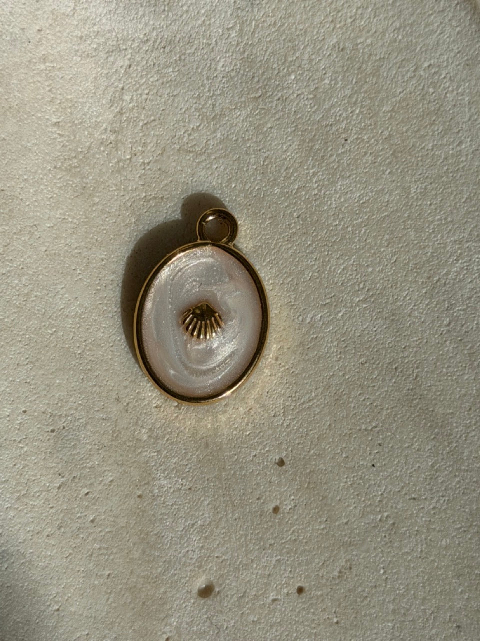 Muschel-Oval-Charm Anhänger Gold – Ovale Muschel mit Perlmuttglanz