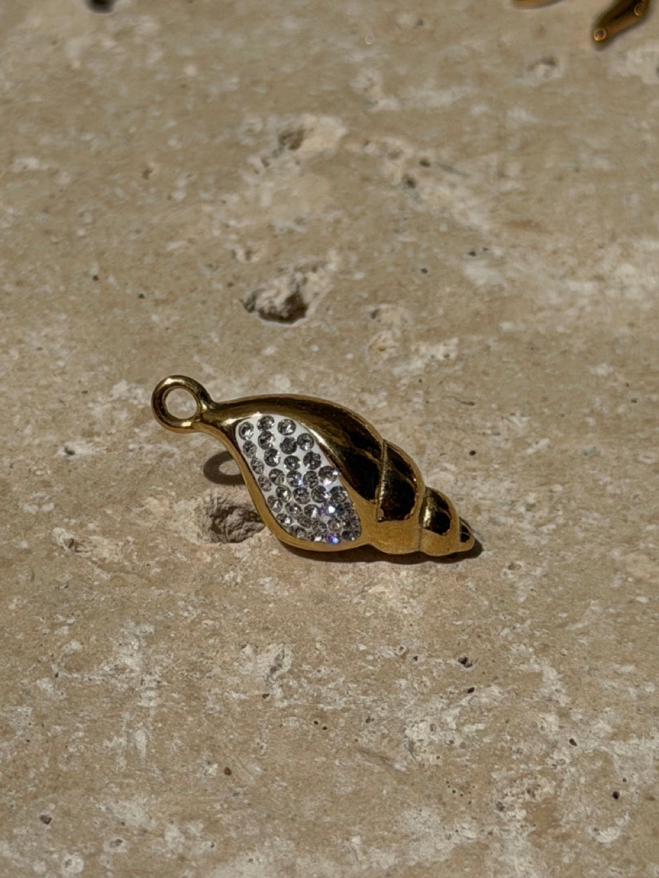 Strandschnecken-Charm mit Zirkonia | Edelstahl 18K vergoldet