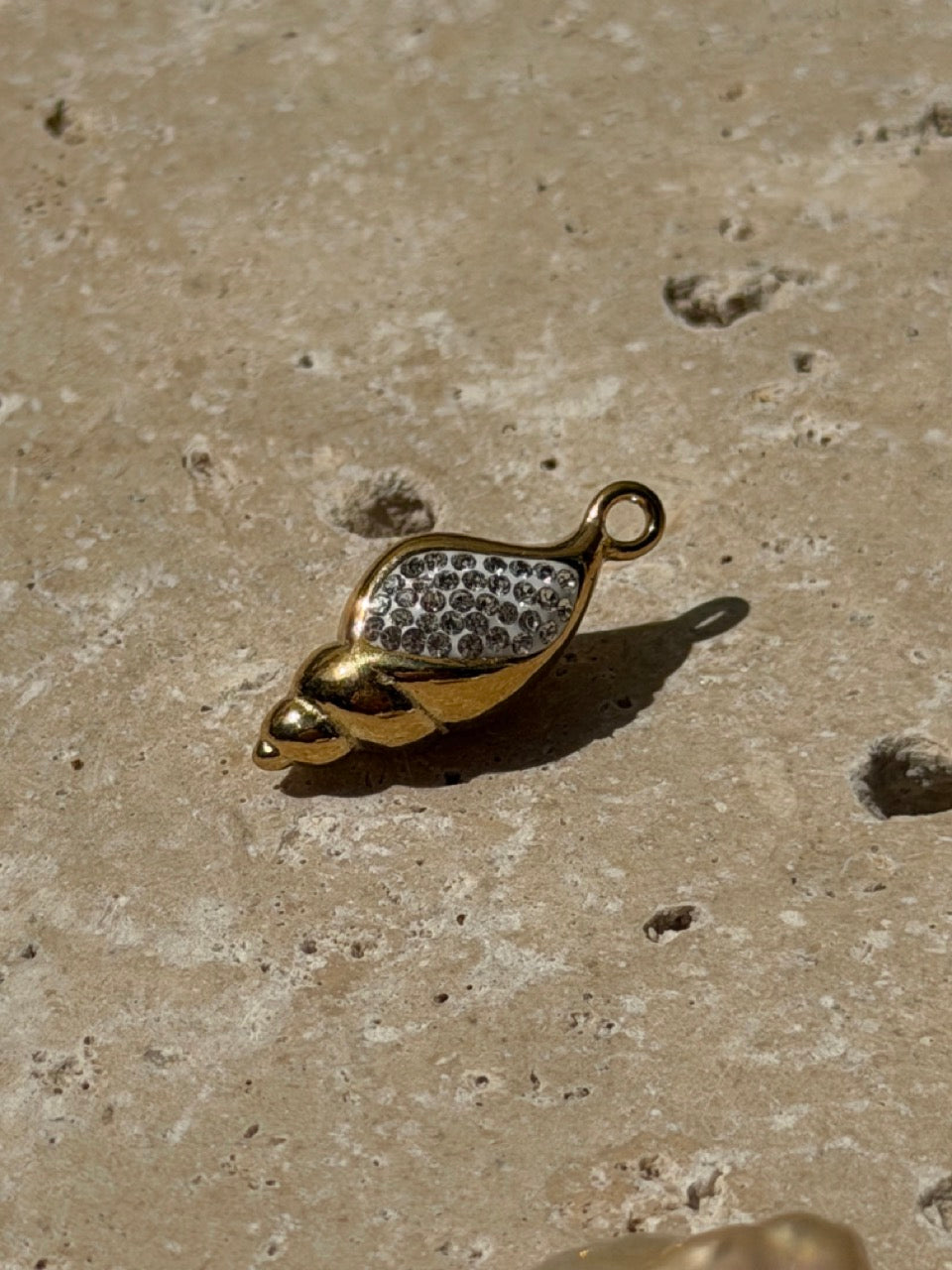 Strandschnecken-Charm mit Zirkonia | Edelstahl 18K vergoldet