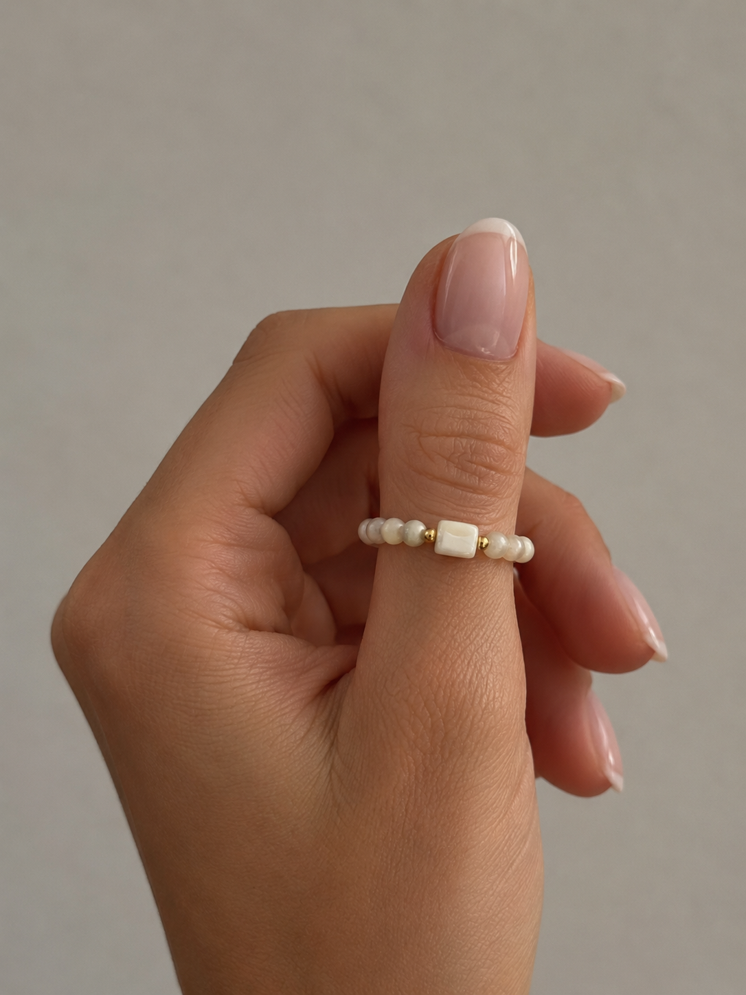 Elastischer Perlenring mit Muschelperle