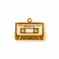 Kassette-Charm Anhänger Gold – Musikkassette mit Perlmutt-Emaille