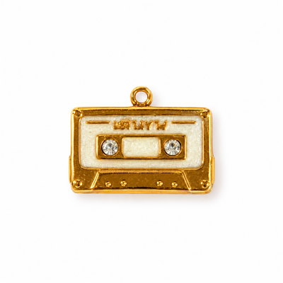 Kassette-Charm Anhänger Gold – Musikkassette mit Perlmutt-Emaille