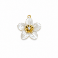 Blumen-Charm mit Naturmuschel & Zirkonia – Anhänger für Ketten | 18K vergoldet