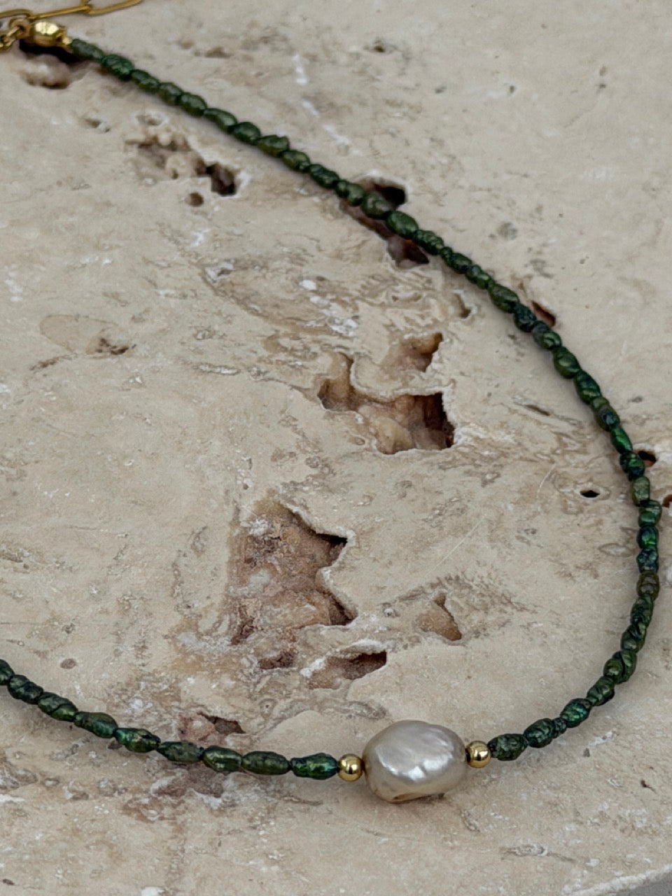 Oliva Pearl – Grüne Süßwasserperlenkette | Edelstahl 18K vergoldet