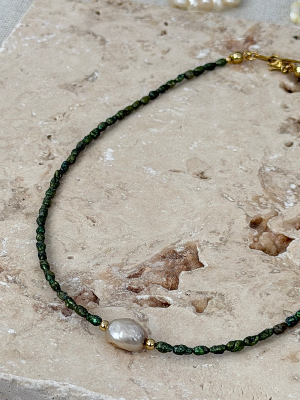 Oliva Pearl – Grüne Süßwasserperlenkette | Edelstahl 18K vergoldet