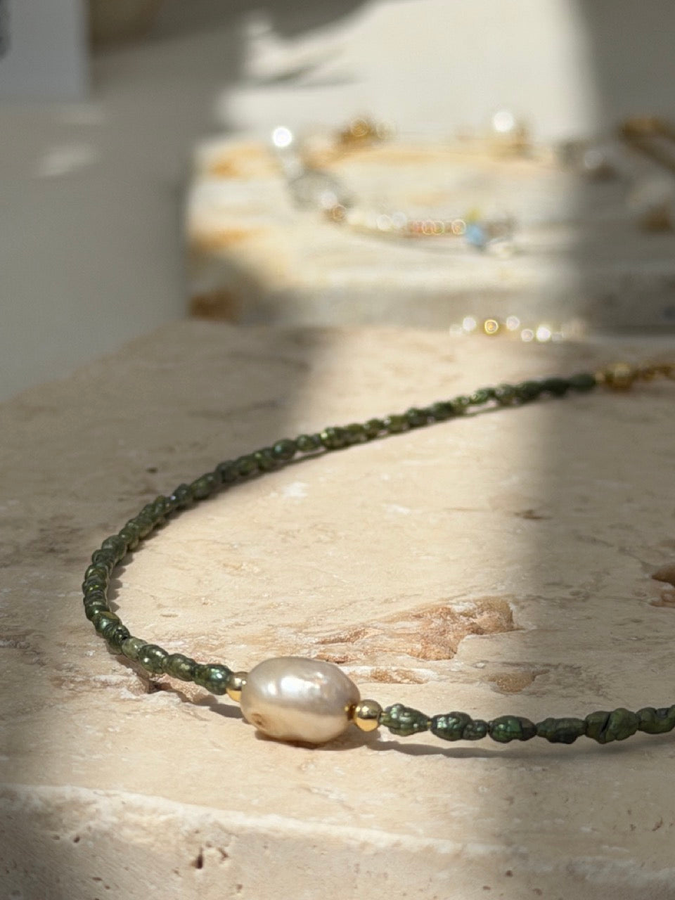 Oliva Pearl – Grüne Süßwasserperlenkette | Edelstahl 18K vergoldet