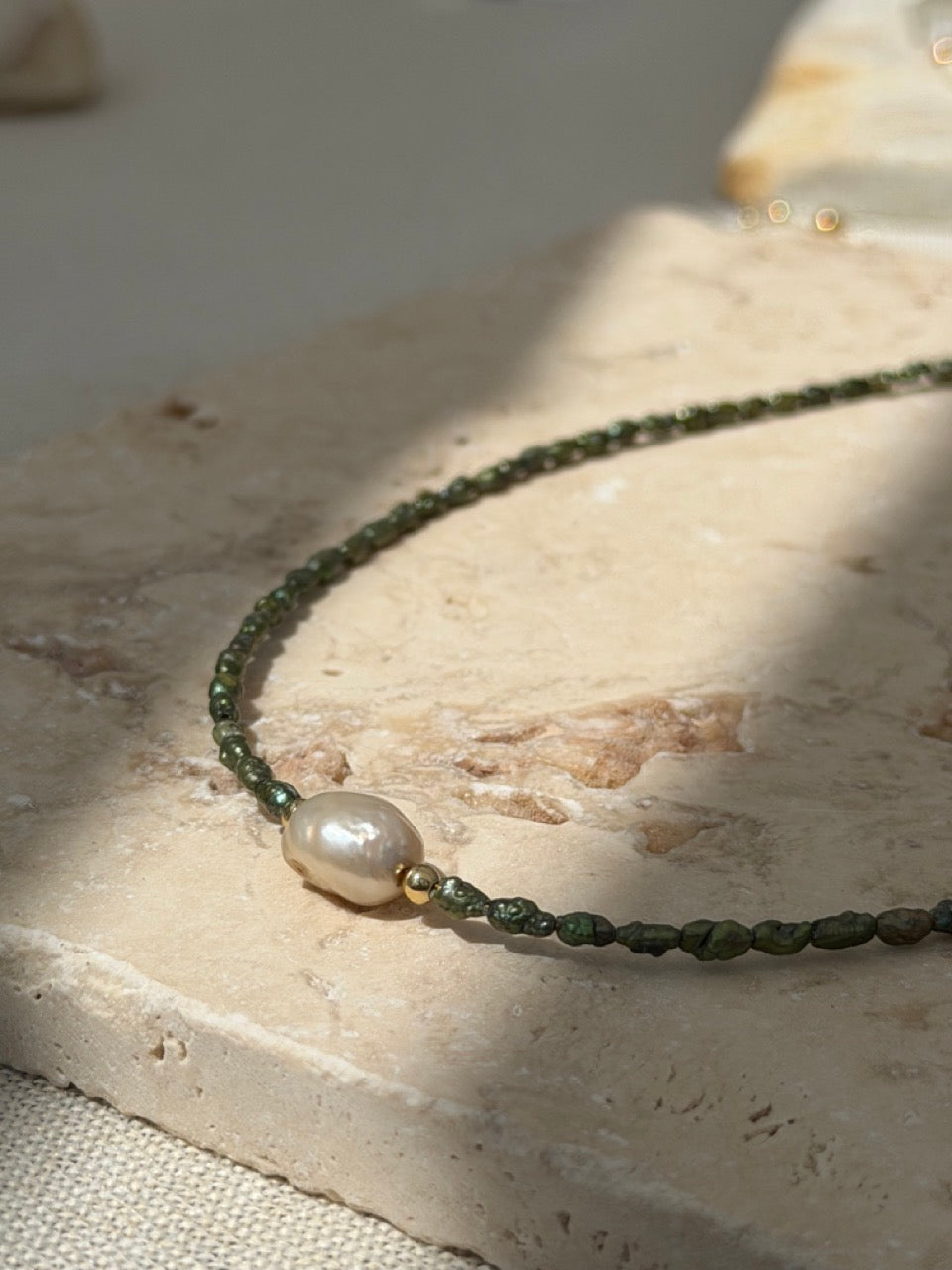Oliva Pearl – Grüne Süßwasserperlenkette | Edelstahl 18K vergoldet