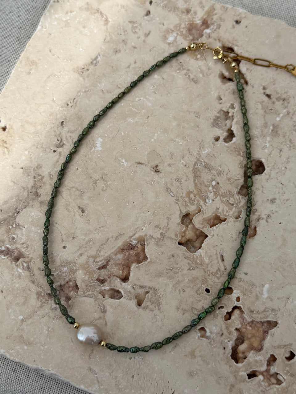 Oliva Pearl – Grüne Süßwasserperlenkette | Edelstahl 18K vergoldet