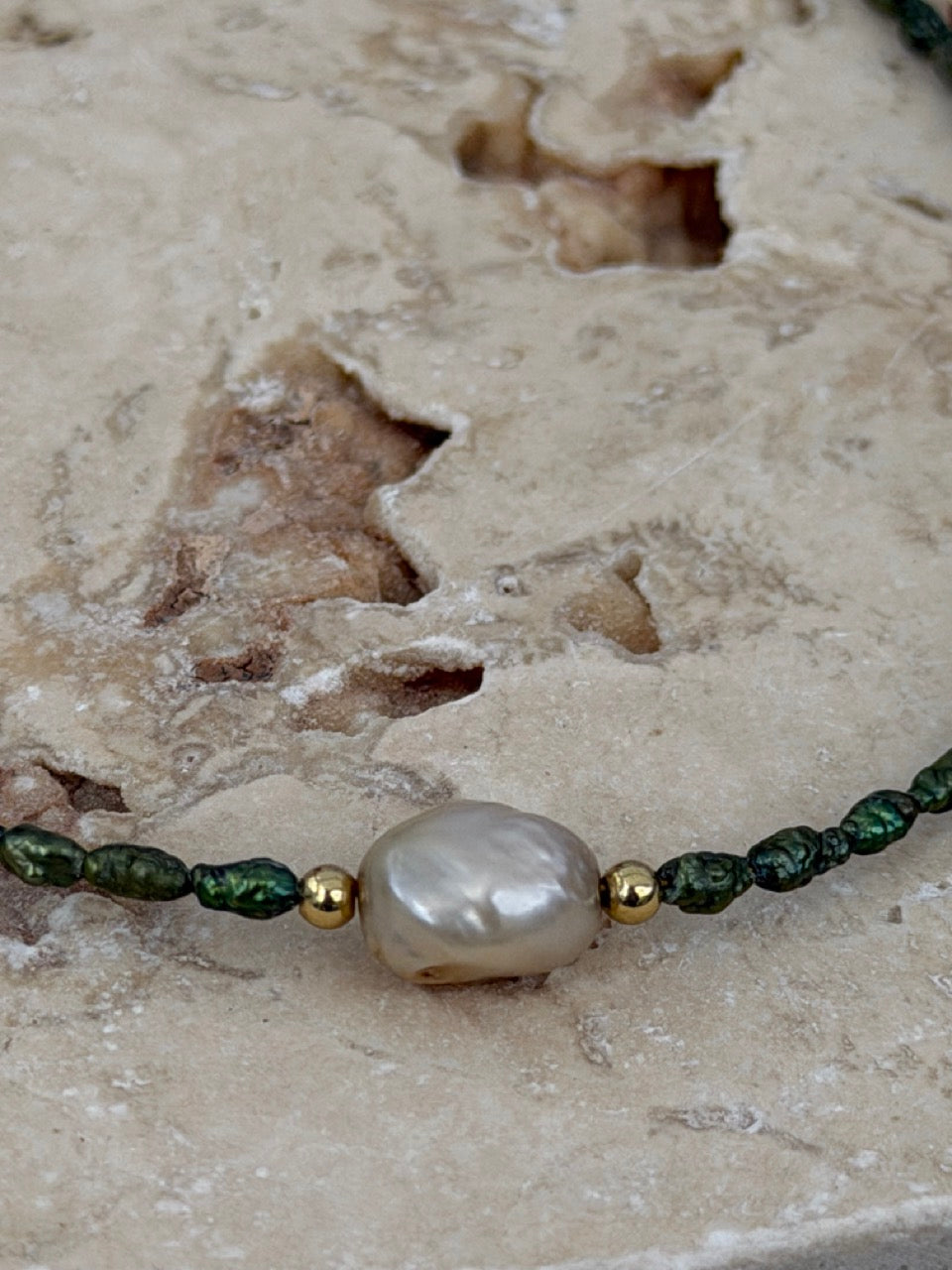 Oliva Pearl – Grüne Süßwasserperlenkette | Edelstahl 18K vergoldet