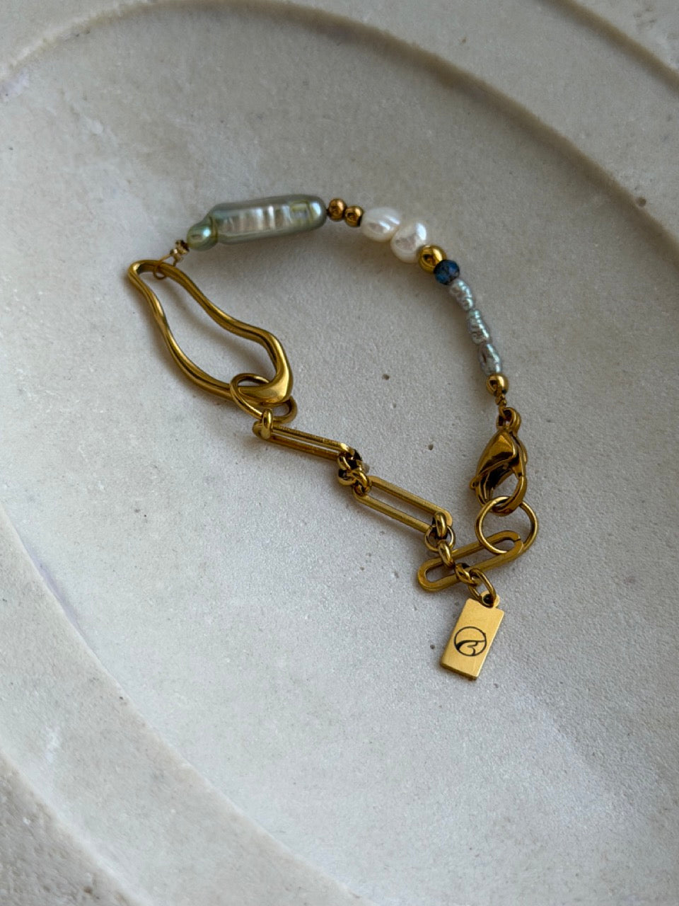 Organic Flow Armband mit skulpturalem Goldglied – Produktfoto 1