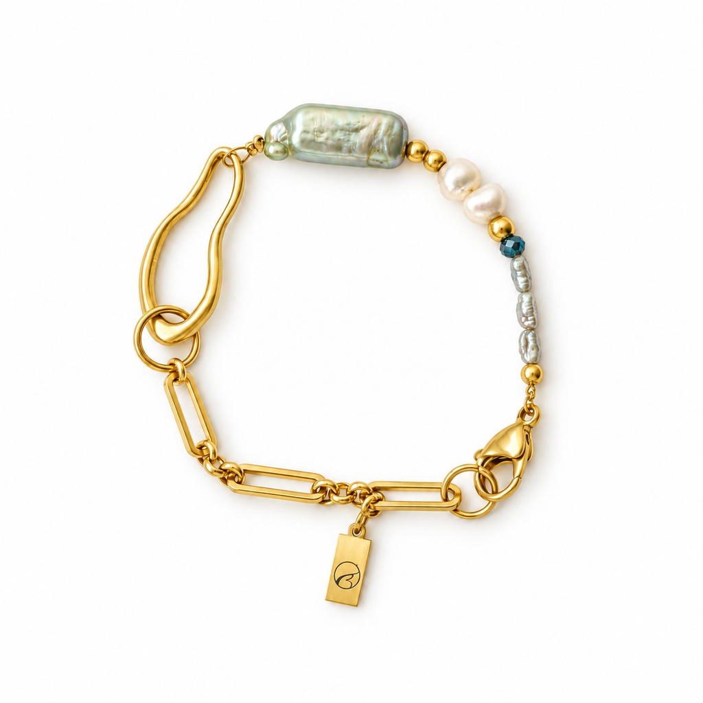 Organic Flow Armband mit geschwungenem Goldglied, Süßwasserperlen und grünem Zirkonia – Visualisierung auf weißem Hintergrund
