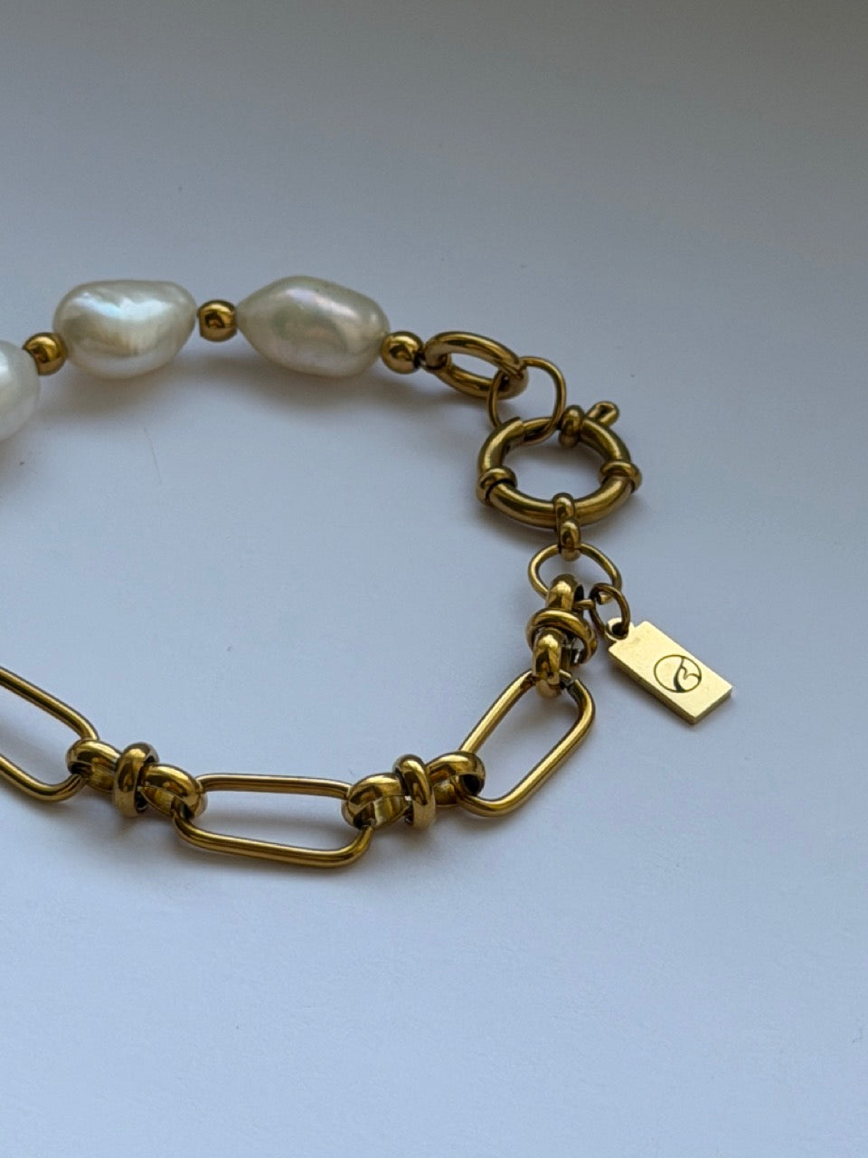 Pearl Voltage Armband mit großen Süßwasserperlen – Produktfoto 1