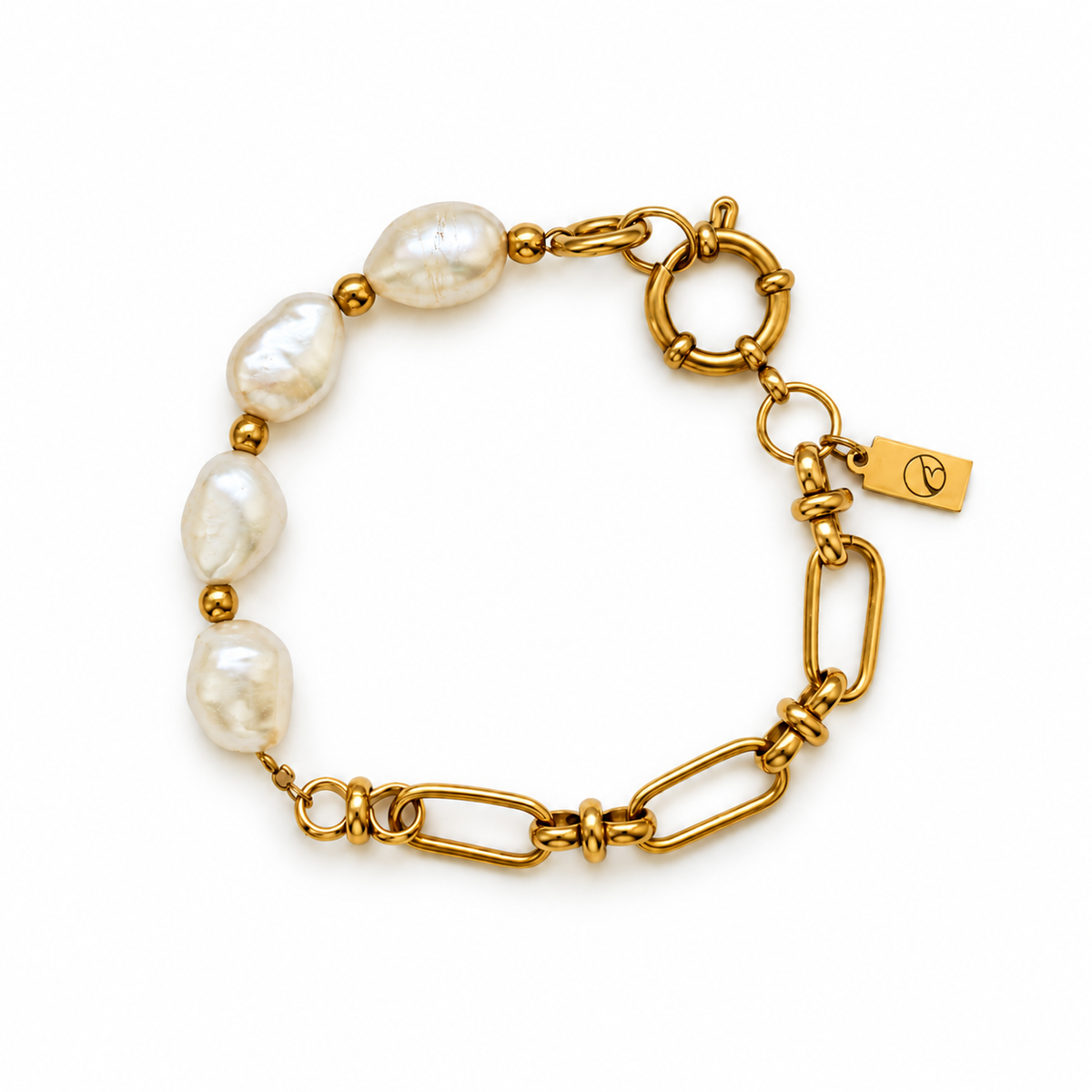 Pearl Voltage Armband mit vier großen Süßwasserperlen an goldener Gliederkette – Visualisierung auf weißem Hintergrund