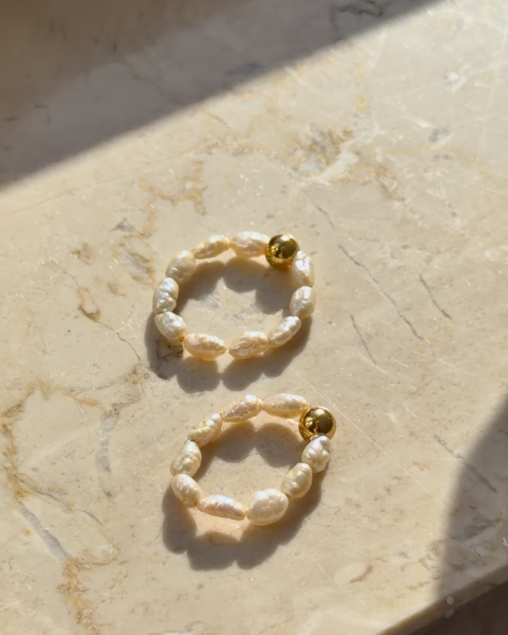 Pearl Balance Ring elastisch | Süßwasserperlen & Edelstahl 18K vergoldet