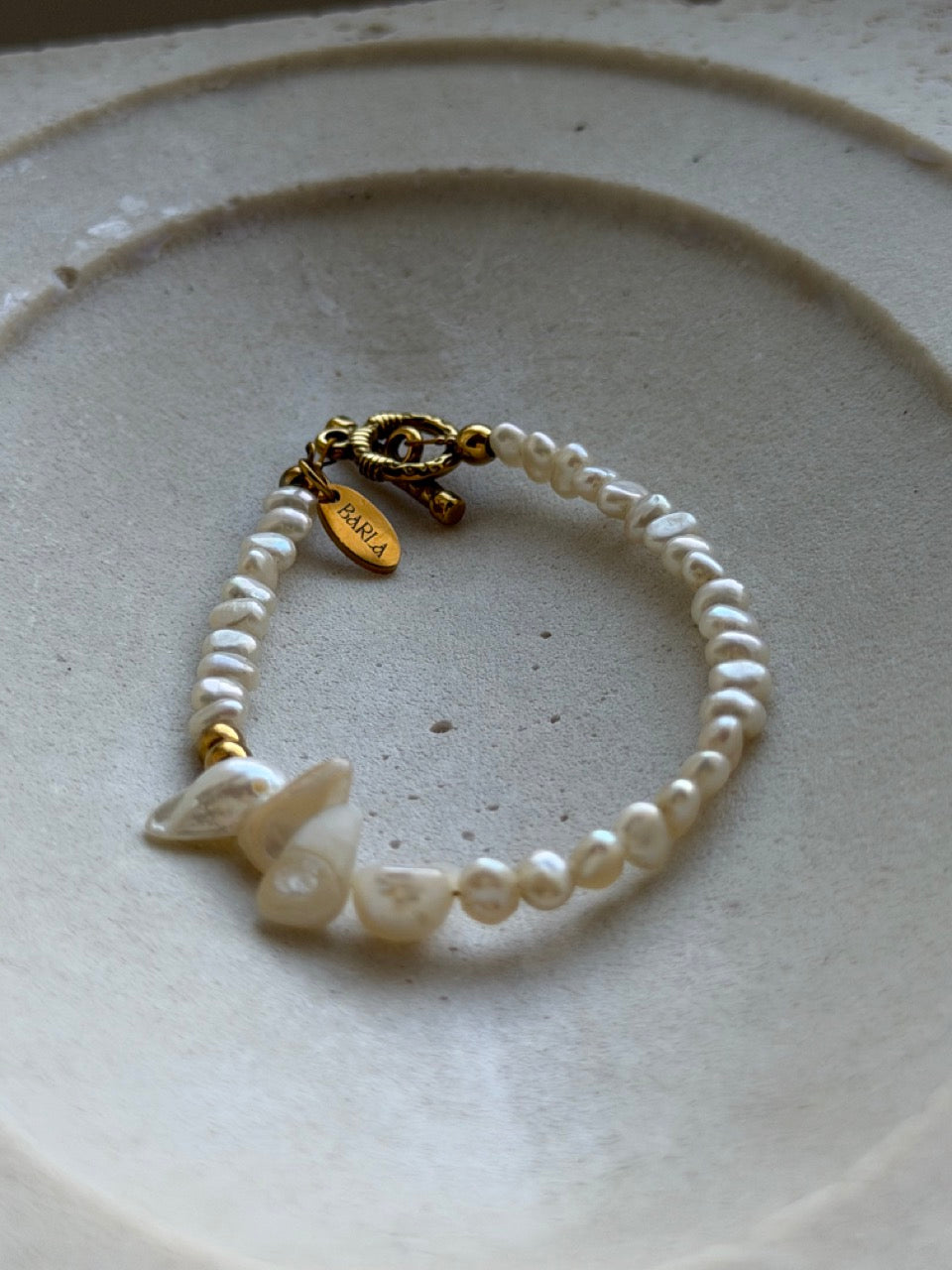 Perla Scultura Süßwasserperlen-Armband mit skulpturalen Perlen – Produktfoto 1