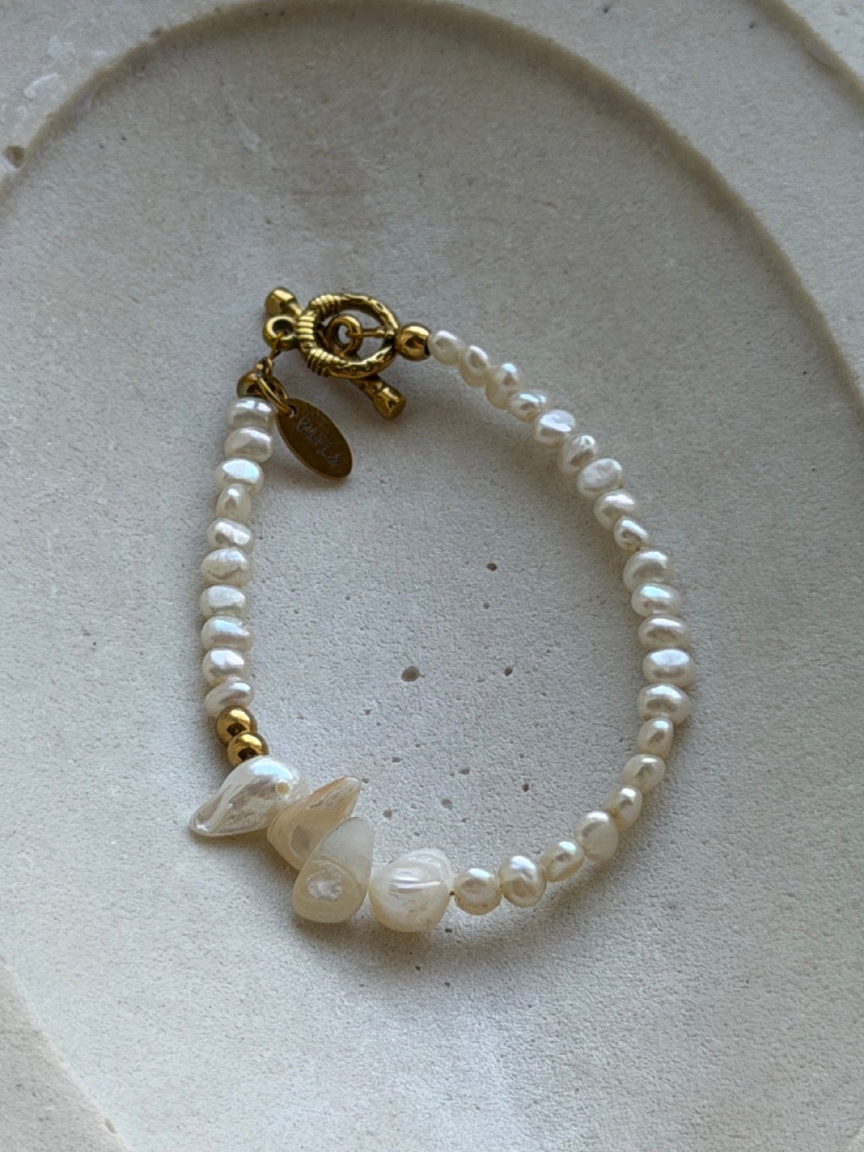 Perla Scultura Armband mit vergoldetem Knebelverschluss – Produktfoto 2