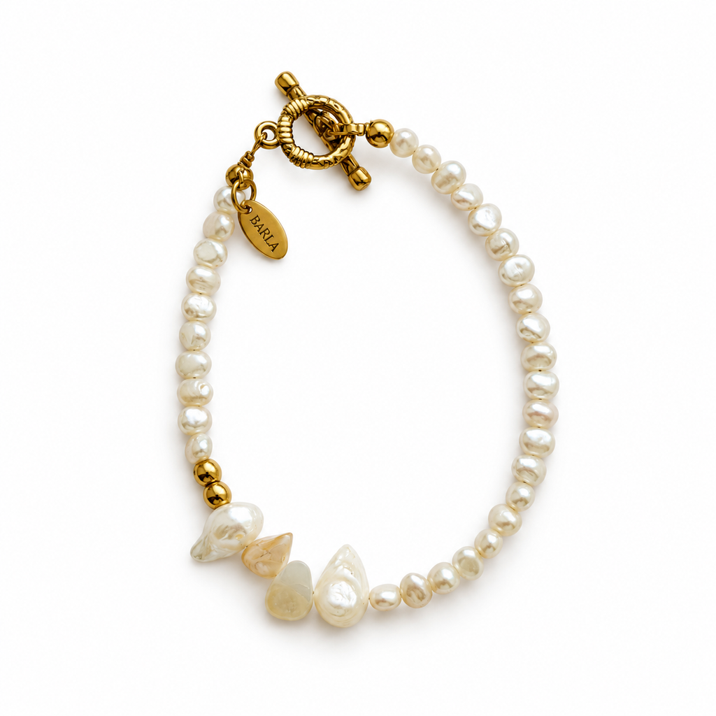 Perla Scultura Armband aus Süßwasserperlen mit goldenen Kugelakzenten und Knebelverschluss – Visualisierung auf weißem Hintergrund
