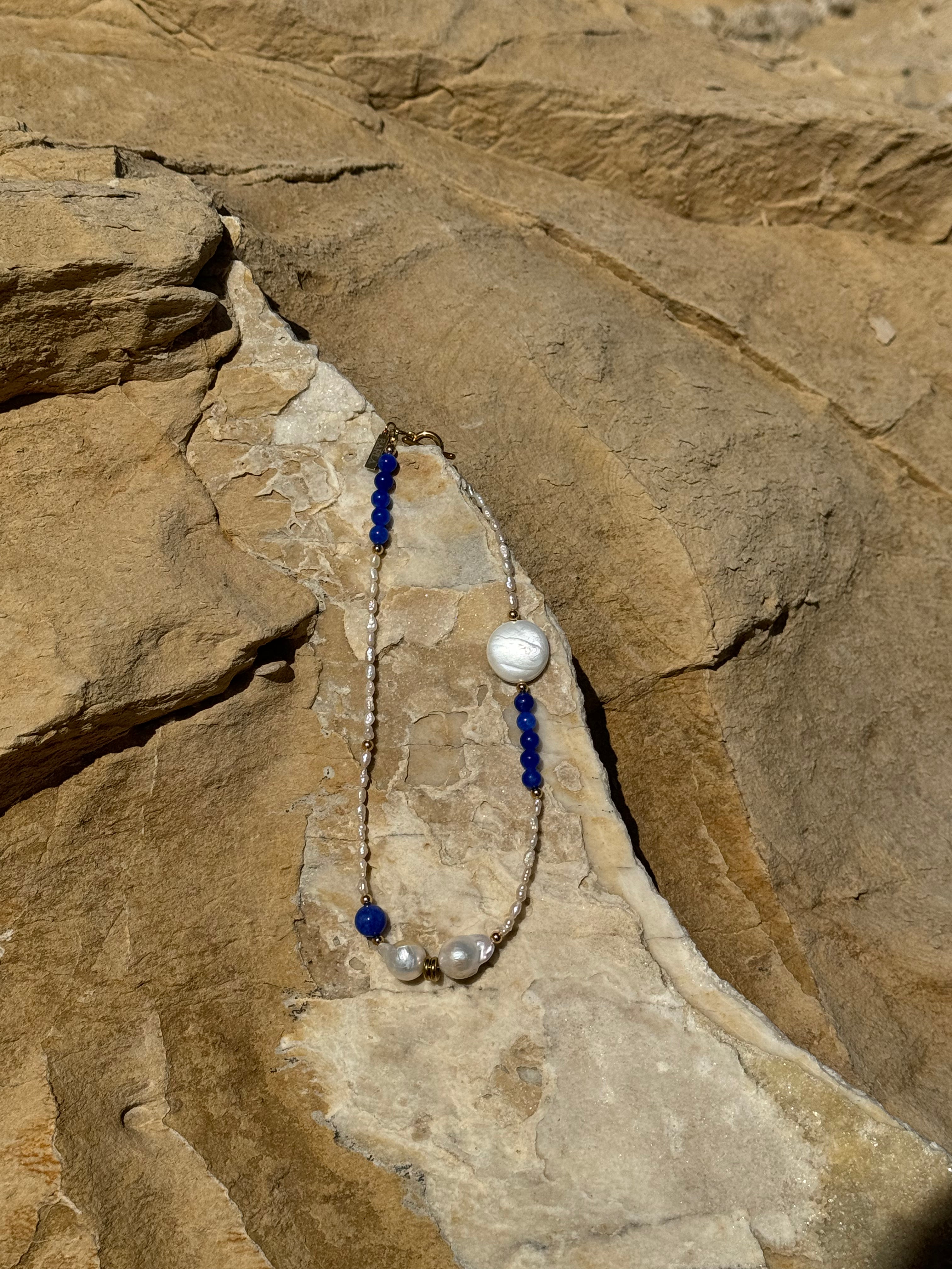 Süßwasserperlenkette Sombra del Mar – Flameball Perlen & blauer Naturstein, Unikat
