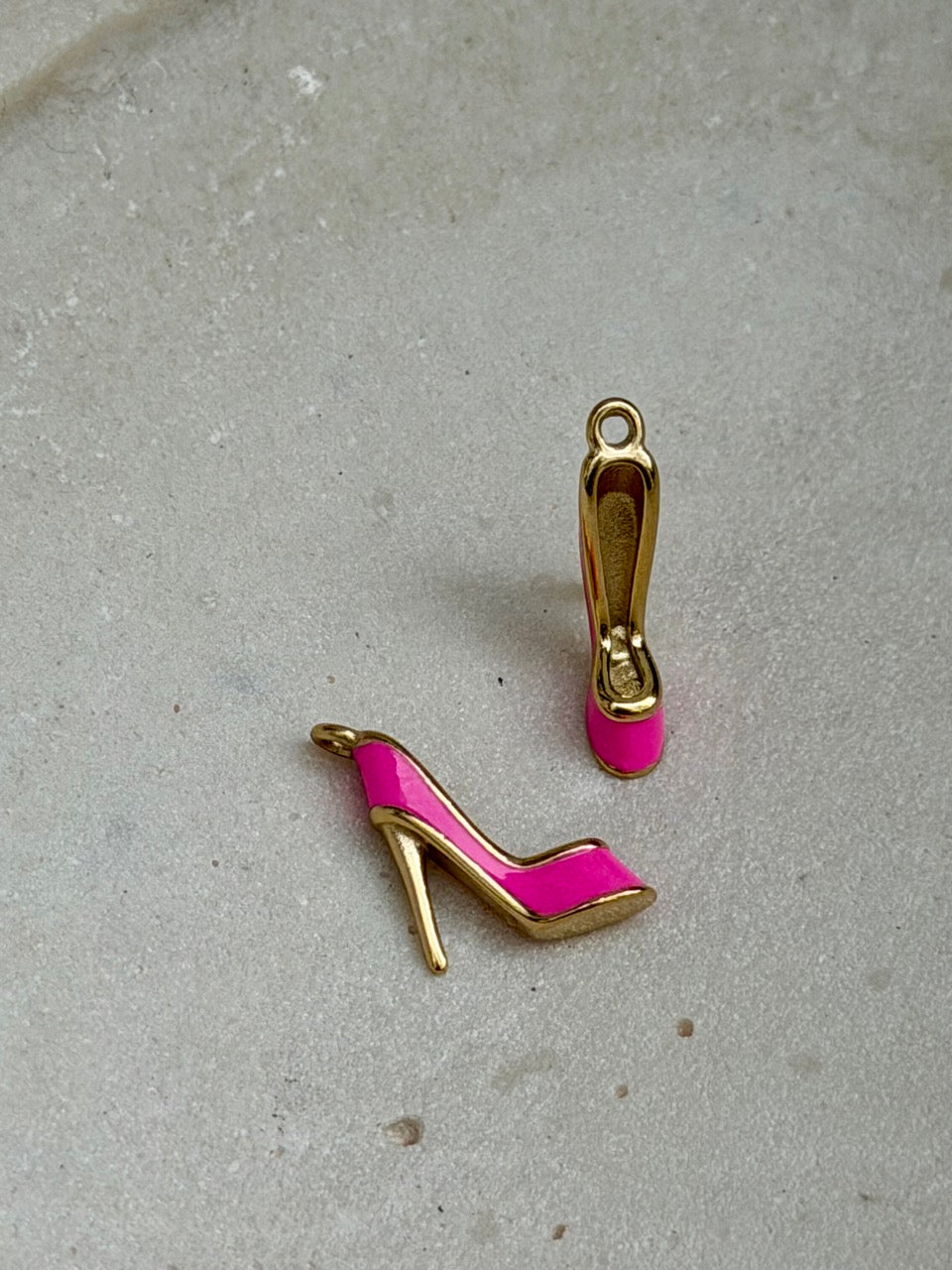 Stiletto Anhänger Gold – 3D Schuh Charm in pink | 18K vergoldet