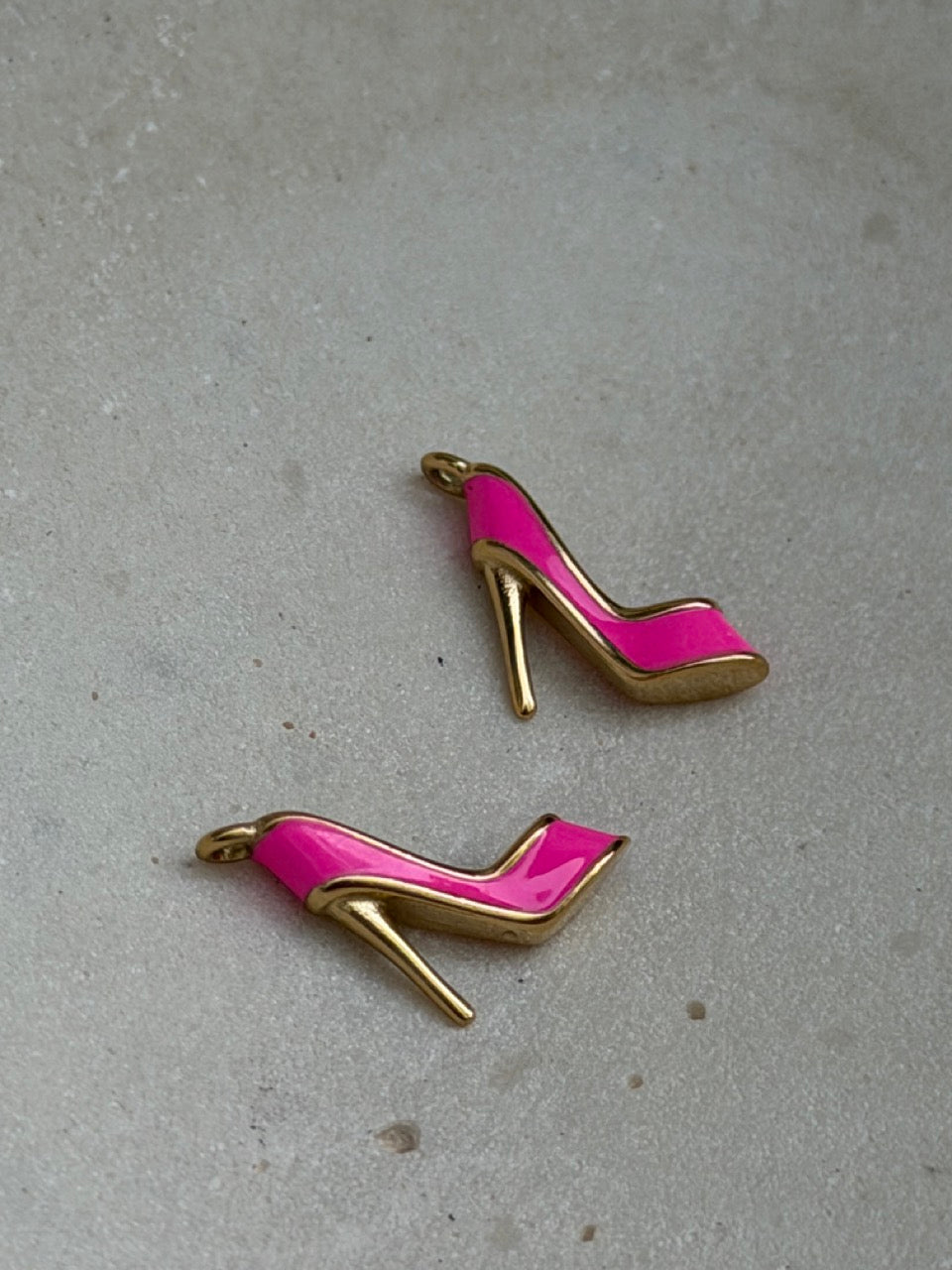 Stiletto Anhänger Gold – 3D Schuh Charm in pink | 18K vergoldet