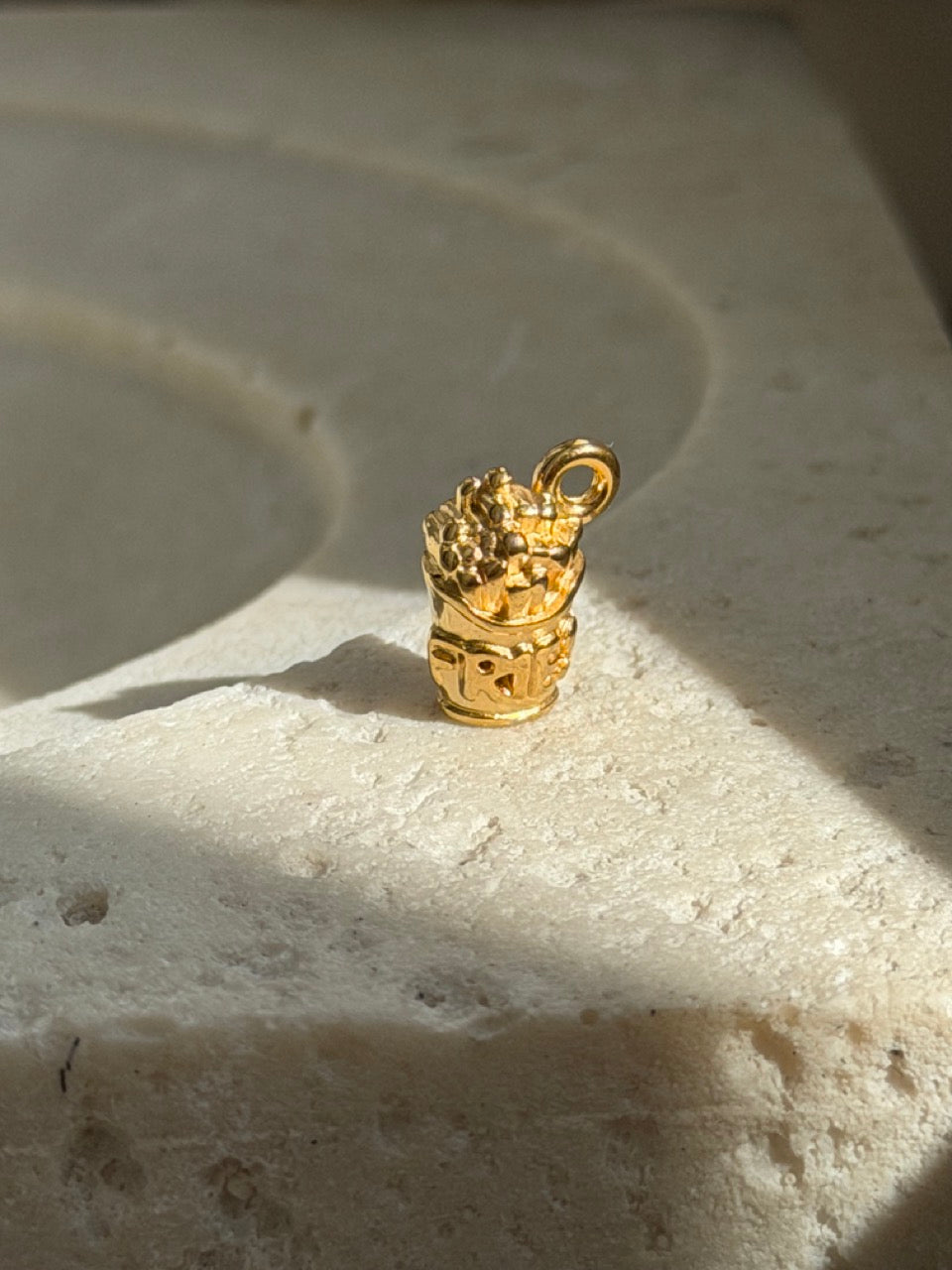 Pommes-Frites-Charm Anhänger Gold